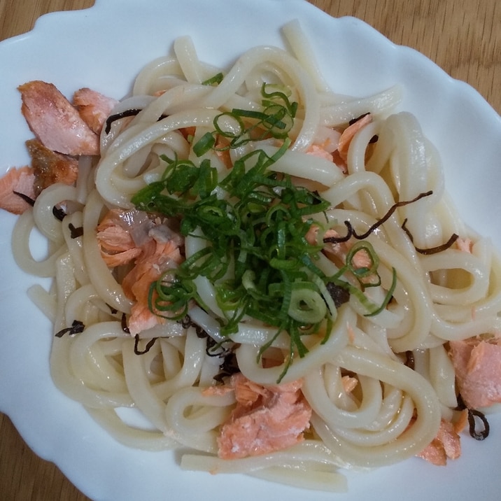 鮭と塩昆布の混ぜうどん